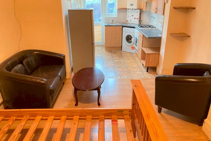 Studio To Rent In Very Near Craven Road Area, Ealing Broadway, W5