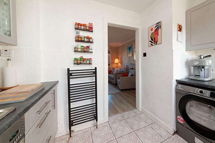 2 Bedroom Flat For Sale In Wheatlands Drive, Kilbarchan, PA10