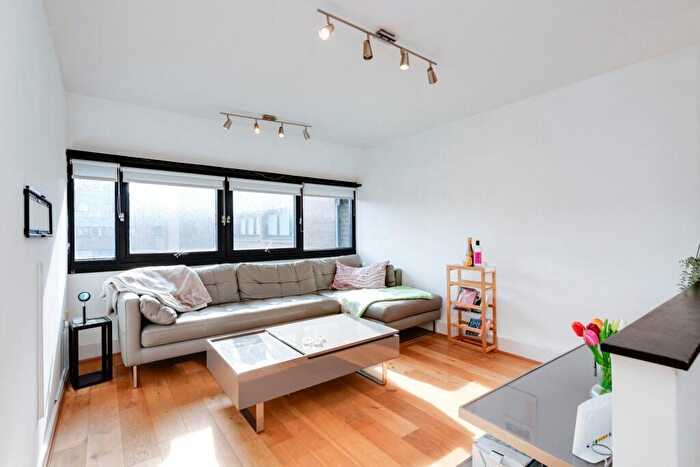 2 Bedroom Apartment For Sale In Britten Close, London, NW11