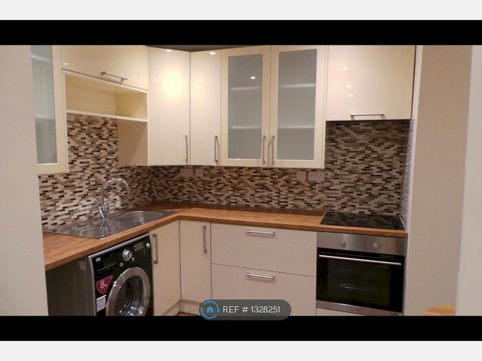 2 Bedroom Flat To Rent In Maker Close, Reading RG30