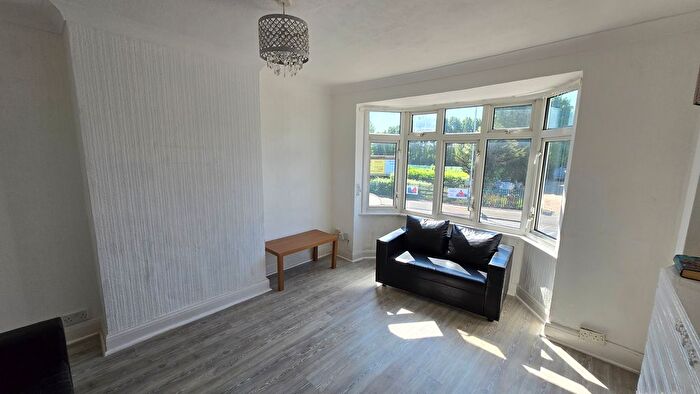 1 Bedroom Flat To Rent In Collier Row Road, Chadwell Heath, RM5