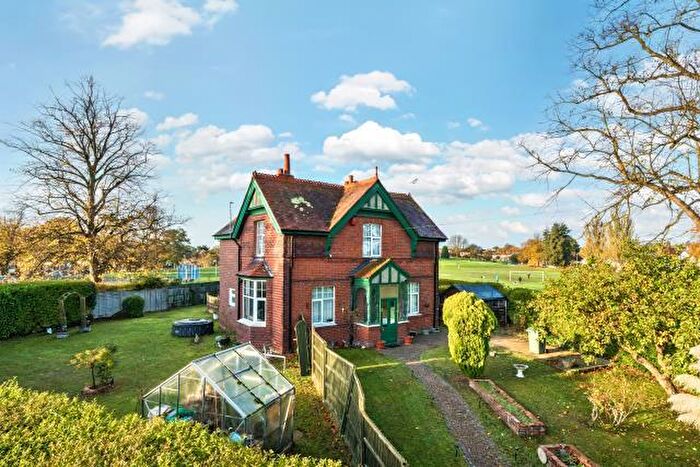 3 Bedroom Detached House For Sale In St. Saviours Road, Reading, RG1