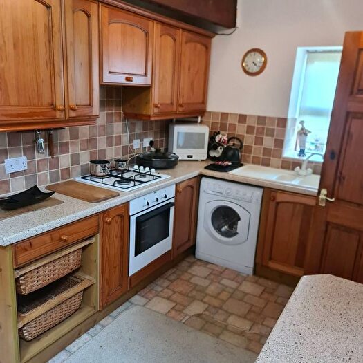 3 Bedroom Detached House To Rent In Leeds Road, Idle, BD10