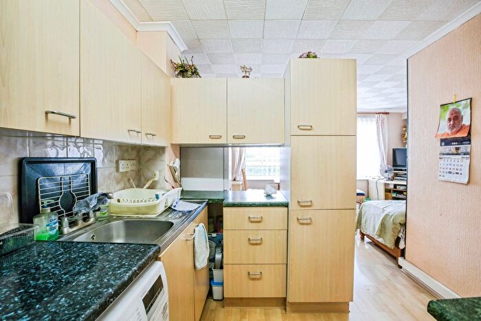 1 Bedroom Flat For Sale In Kintyre Close, London, SW16