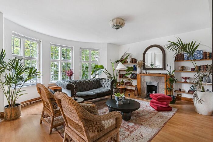 2 Bedroom Flat For Sale In Porchester Gardens, London, W2
