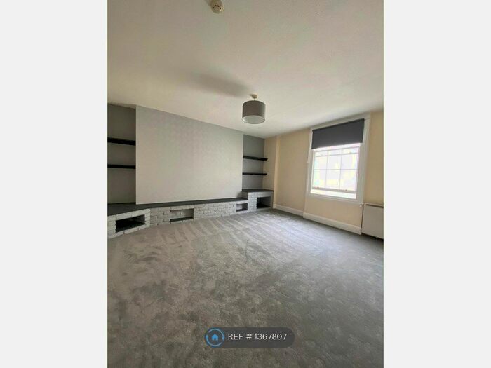 1 Bedroom Flat To Rent In Bank Street, Teignmouth, TQ14