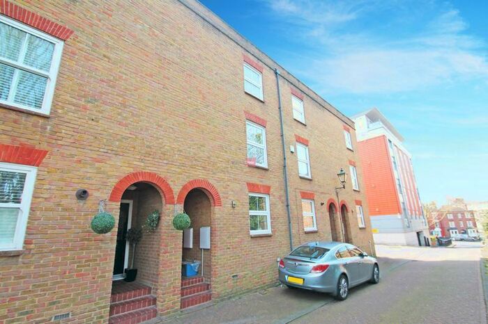 4 Bedroom Town House To Rent In Orange Terrace, Rochester, ME1