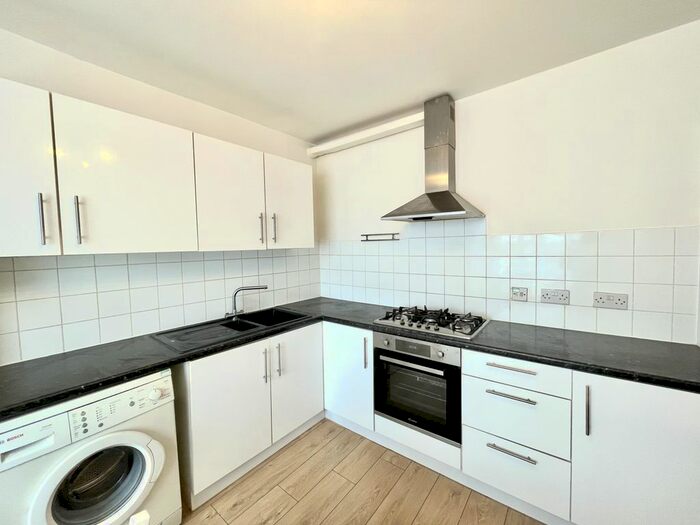 3 Bedroom Flat To Rent In Eastern Avenue, Ilford, IG2