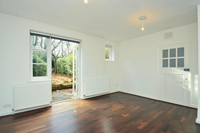 3 Bedroom Cottage To Rent In Creswick Walk, London, NW11