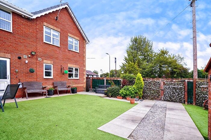 4 Bedroom Town House For Sale In Redhill Road, Castleford, WF10
