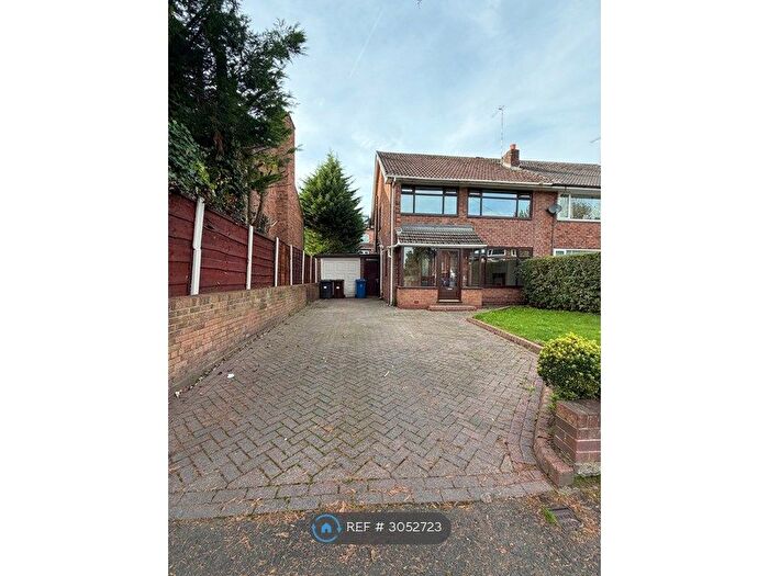 4 Bedroom Semi-Detached House To Rent In Park Lane, Manchester, M45