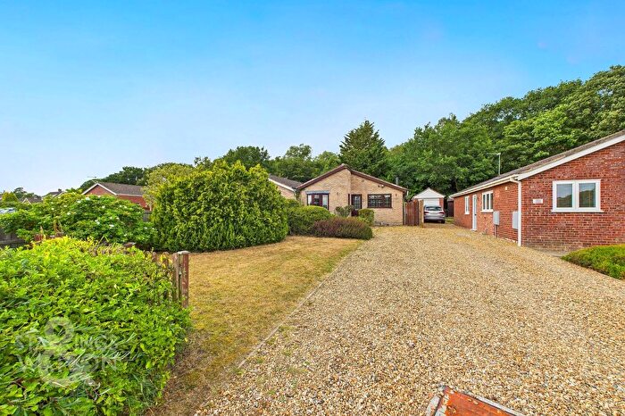 3 Bedroom Semi-detached Bungalow For Sale In Cawstons Meadow, Poringland, Norwich, NR14