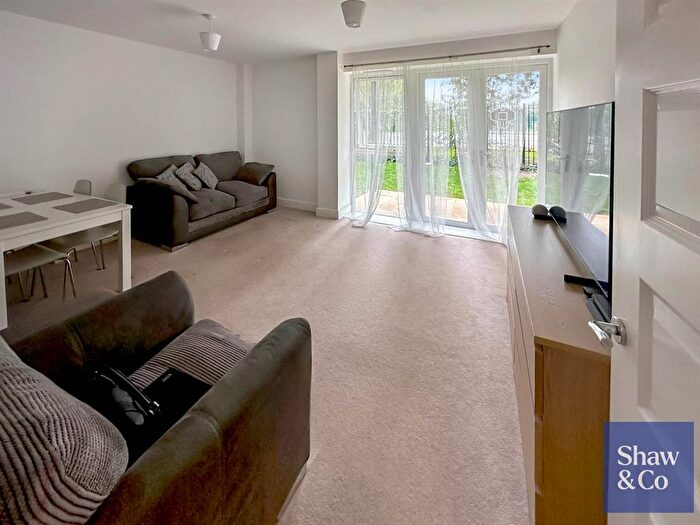 1 Bedroom Flat For Sale In Mayfair Court, Hunting Place, Heston, TW5