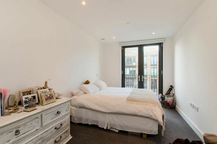 2 Bedroom Flat To Rent In Cobalt Place, Battersea Square, London, SW11