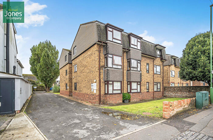 1 Bedroom Flat To Rent In Penhill Road, Lancing, West Sussex, BN15