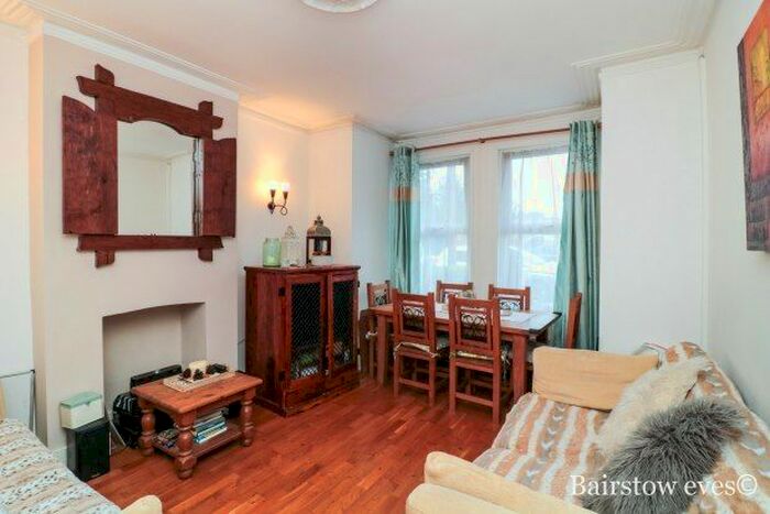 2 Bedroom Flat To Rent In First Avenue, Enfield, EN1