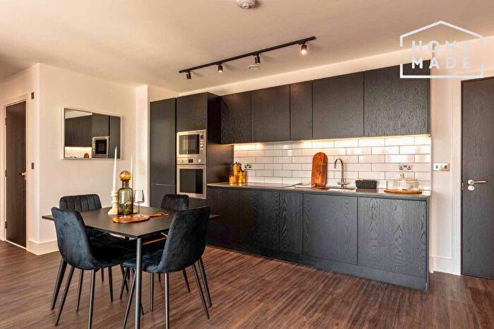 3 Bedroom Flat To Rent In Scrubs Lane, London, NW10