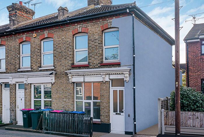 2 Bedroom End Of Terrace House To Rent In East Street, Southend-On-Sea, SS2