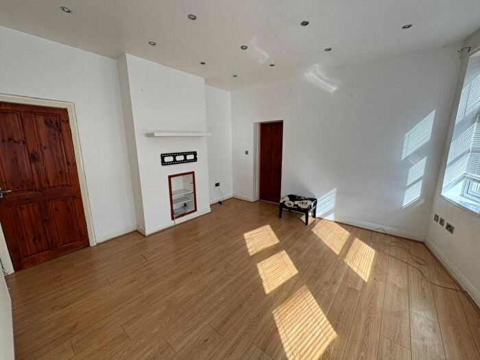 3 Bedroom Flat To Rent In The Circle, Barton Road, M32