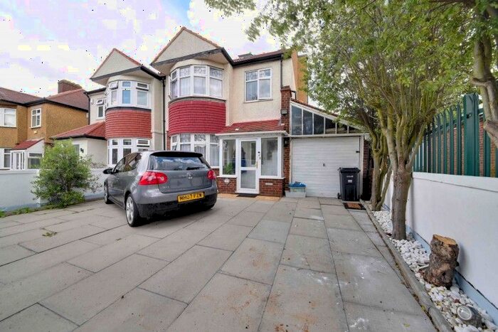 6 Bedroom Semi-Detached House To Rent In Torquay Gardens, London, IG4