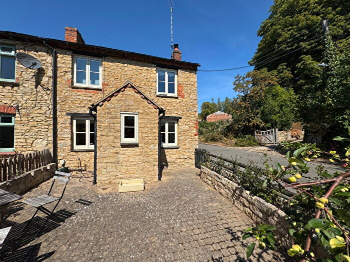 2 Bedroom Cottage For Sale In Bridge Street, Thornborough, MK18