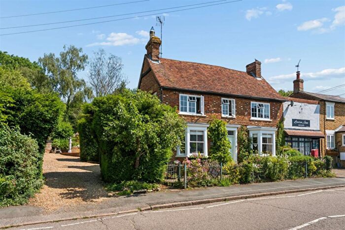 4 Bedroom Link Detached House For Sale In Watling Street, Little Brickhill, Milton Keynes, MK17