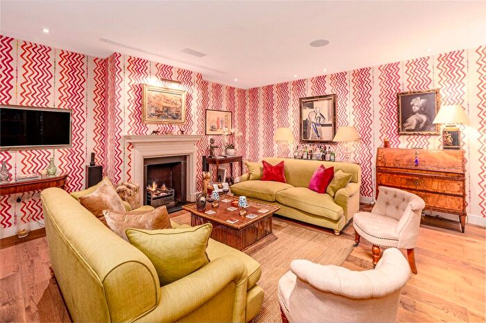 3 Bedroom Mews To Rent In Codrington Mews, Notting Hill, London, W11