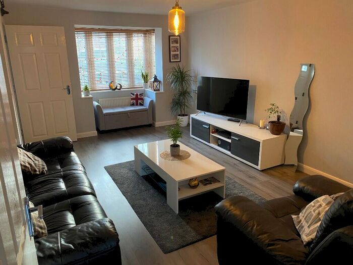 3 Bedroom Semi-Detached House To Rent In Walnut Gardens, LE12