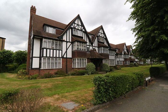 3 Bedroom Flat To Rent In Flat, Hereford House, Queens Drive, London, W3