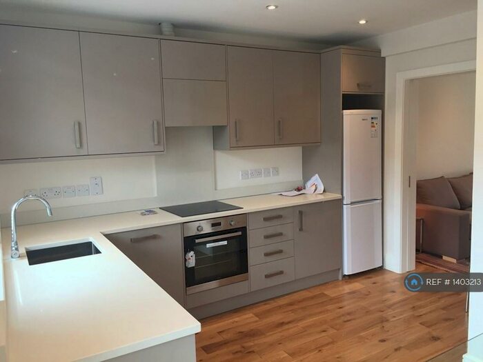 3 Bedroom Maisonette To Rent In Elephant & Castle, London, SE11