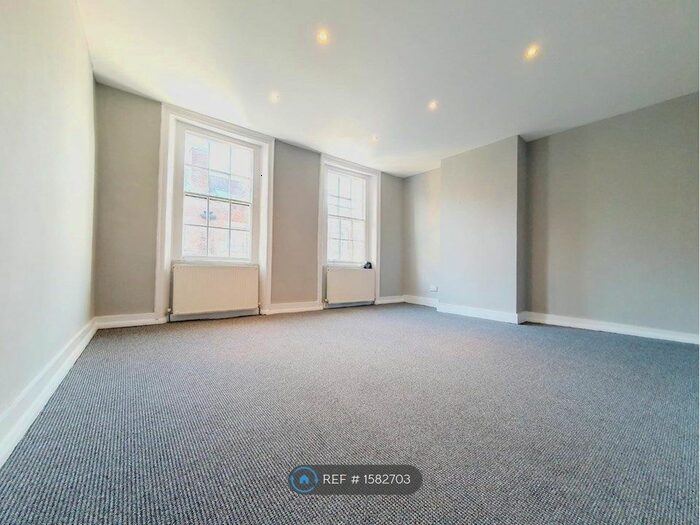 3 Bedroom Flat To Rent In Guildford Street, Kent, KT16