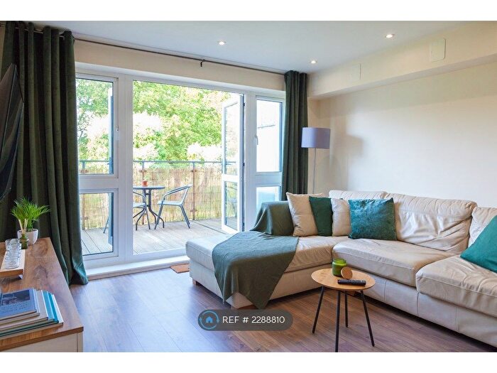 2 Bedroom Flat To Rent In Bartlett Crescent, High Wycombe, HP12