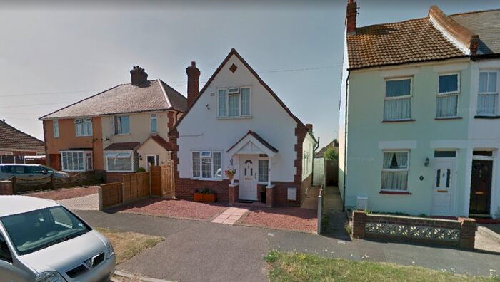 3 Bedroom Detached House To Rent In Hill Road, CO15