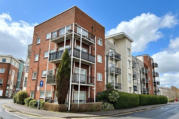 1 Bedroom Flat For Sale In Canalside, Merstham, Redhill, RH1
