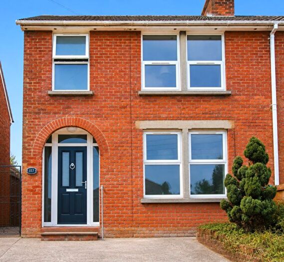3 Bedroom Semi-Detached House For Sale In Devizes Road, Salisbury, SP2