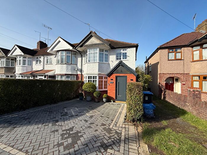 3 Bedroom Detached House For Sale In Dors Close, London, NW9