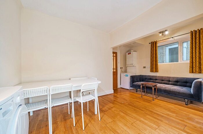 3 Bedroom Detached House For Sale In Longhill Road, Catford, London, SE6