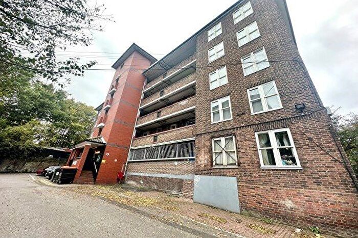 2 Bedroom Flat To Rent In Amhurst Road, London, E8