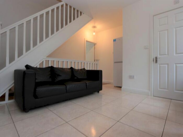 4 Bedroom Flat To Rent In Crowland Road, London N15