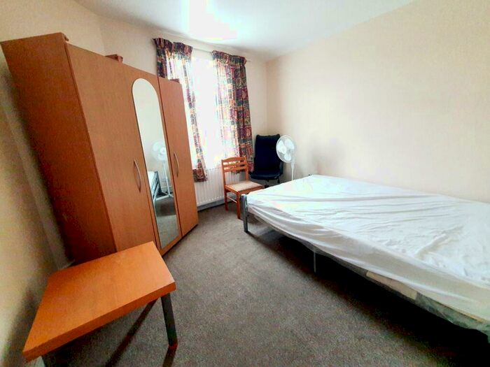 Flat To Rent In Ravenstone Road, Turnpike Lane, N8