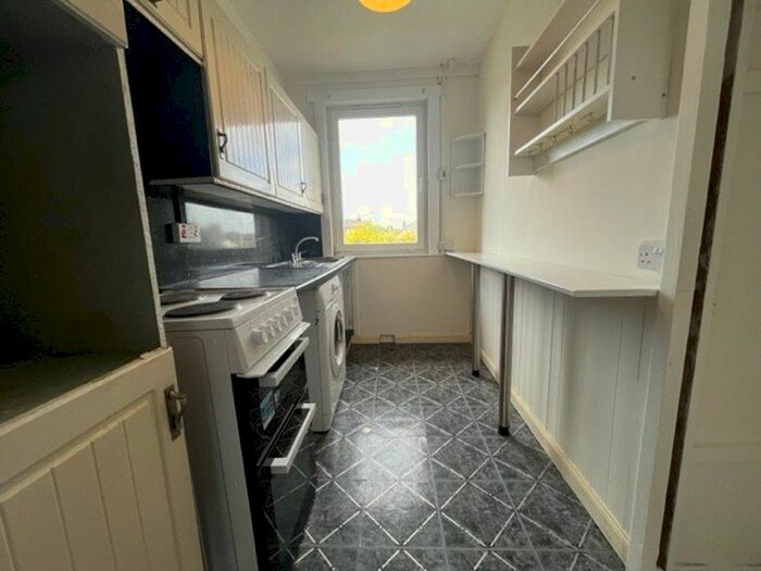 2 Bedroom Flat To Rent In Glenmoy Avenue, Dundee, DD3