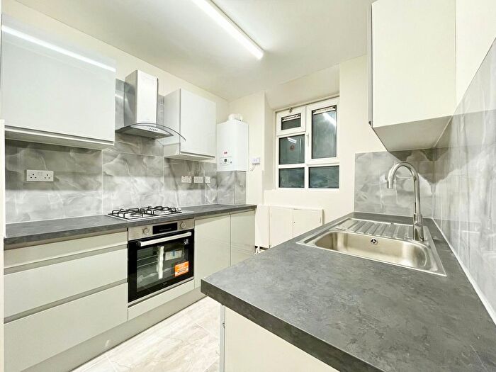 4 Bedroom Flat To Rent In Chagford House, Talwin Street, Tower Hamlets, E3