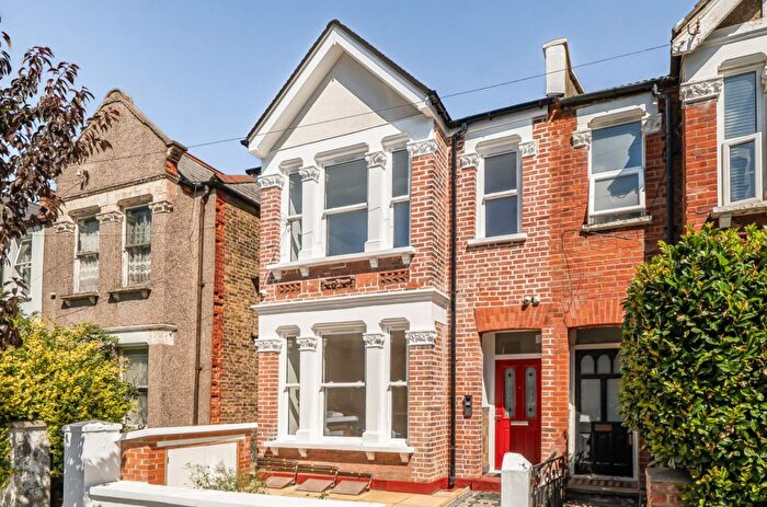 2 Bedroom Flat For Sale In Willcott Road, Acton, W3