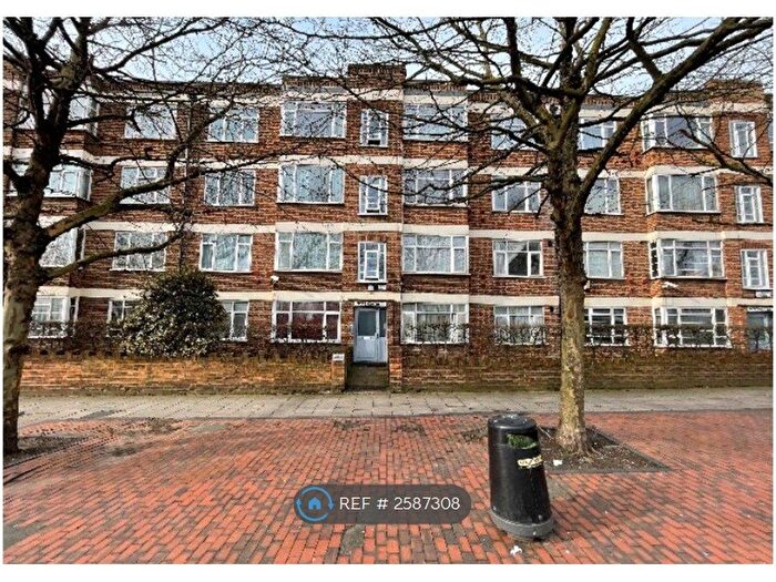 2 Bedroom Flat To Rent In North Gates, London, N12
