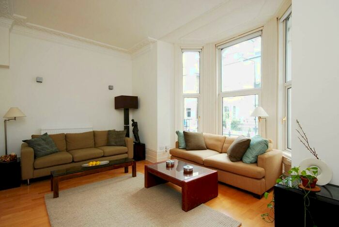 2 Bedroom Maisonette To Rent In Redcliffe Gardens, Chelsea, London, SW10