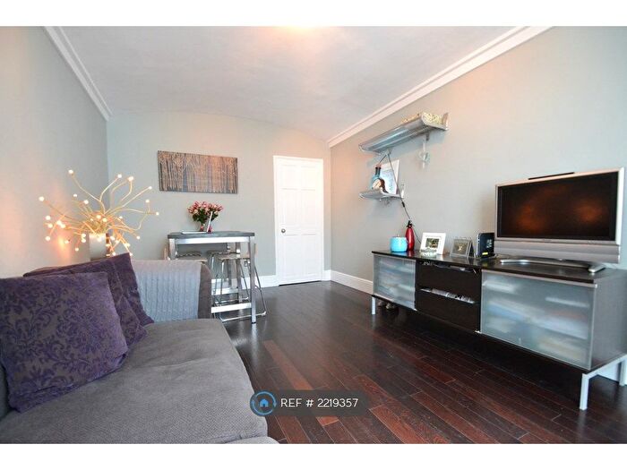 1 Bedroom Flat To Rent In Parnell House, London, WC1A