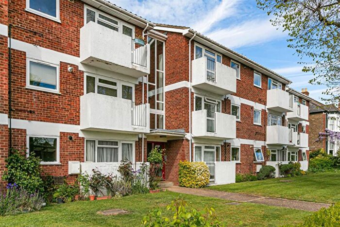 2 Bedroom Flat For Sale In Alexandra Road, Kingston Upon Thames, KT2