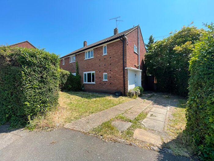 3 Bedroom Semi-Detached House To Rent In Birdsfoot Lane, Luton, LU3