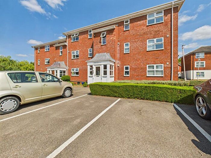 2 Bedroom Flat For Sale In Guillemot Way, Watermead, Aylesbury, HP19