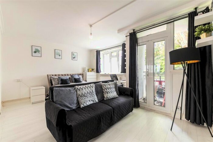 Apartment To Rent In Rennie Estate, London, SE16